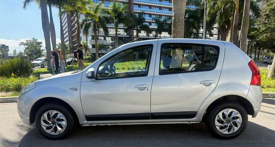 RENAULT SANDERO 1.0 EXPRESSION 16V FLEX 4P MANUAL RENAULT SANDERO 1.0 EXPRESSION 16V FLEX 4P MANUAL